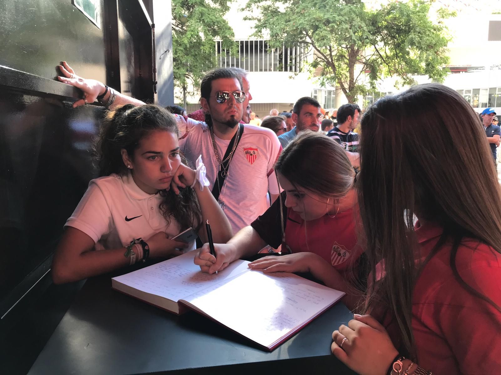  Aficionadas sevillistas firman en el libro de condolencias de Reyes.