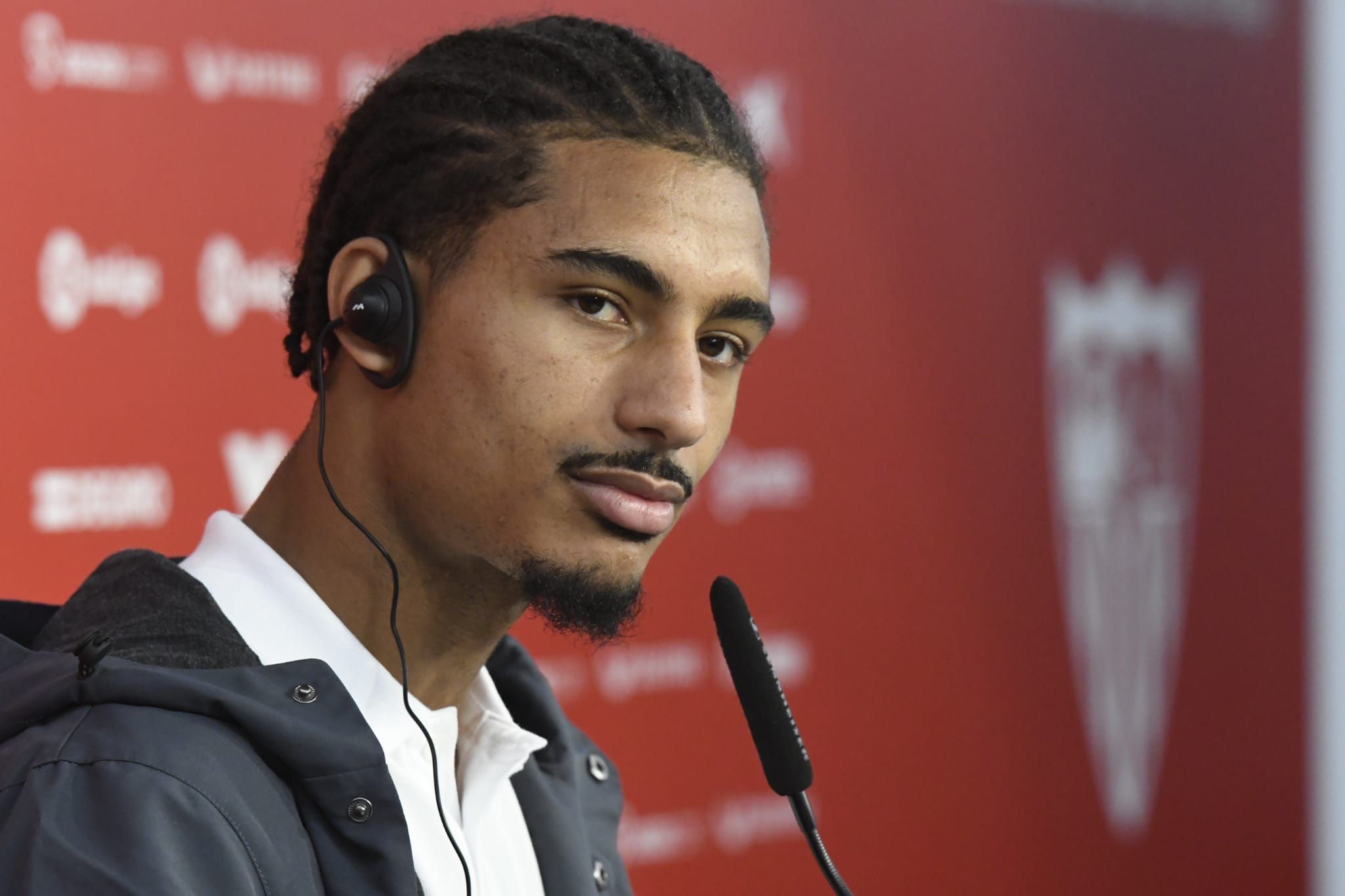  Löic Badé, en su presentación con el Sevilla