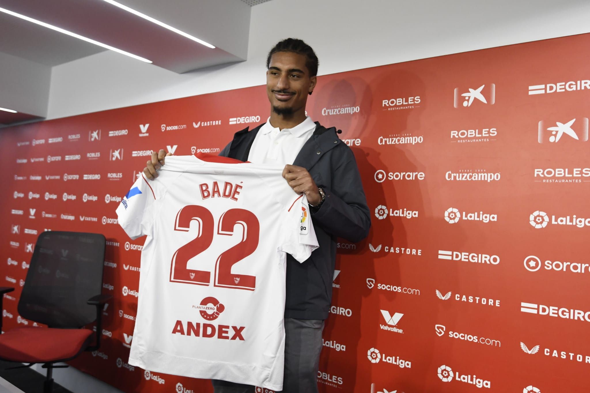  Löic Badé, en su presentación con el Sevilla
