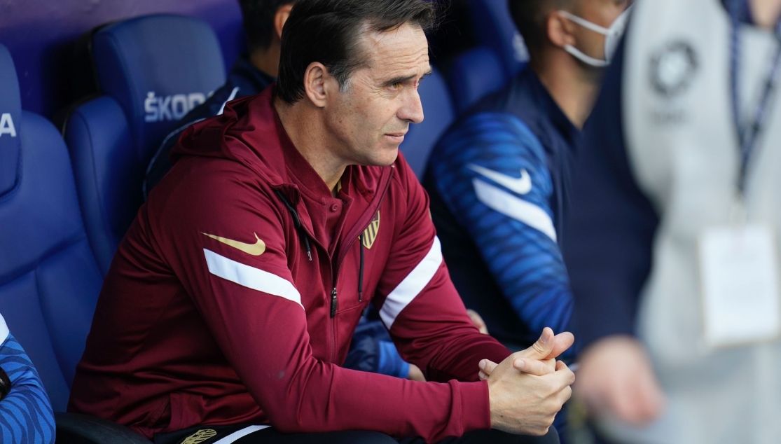 Julen Lopetegui, sentado en el banquillo antes del Espanyol-Sevilla.