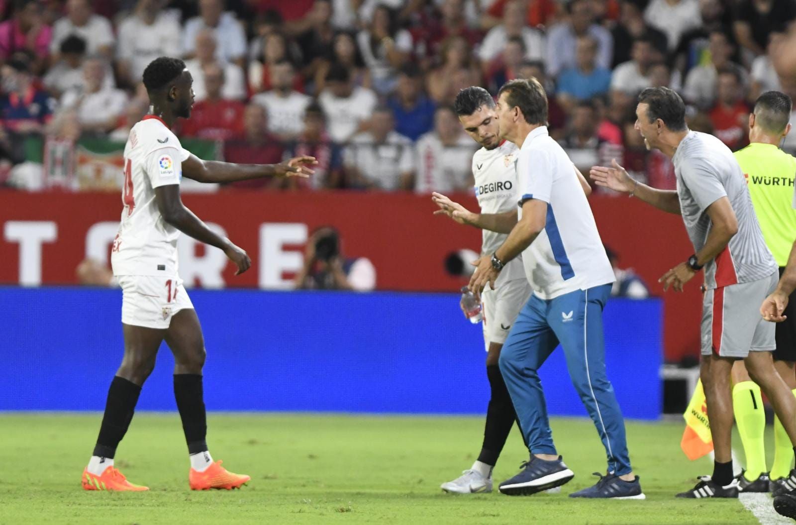  Lopetegui dando órdenes en el Sevilla - Valladolid
