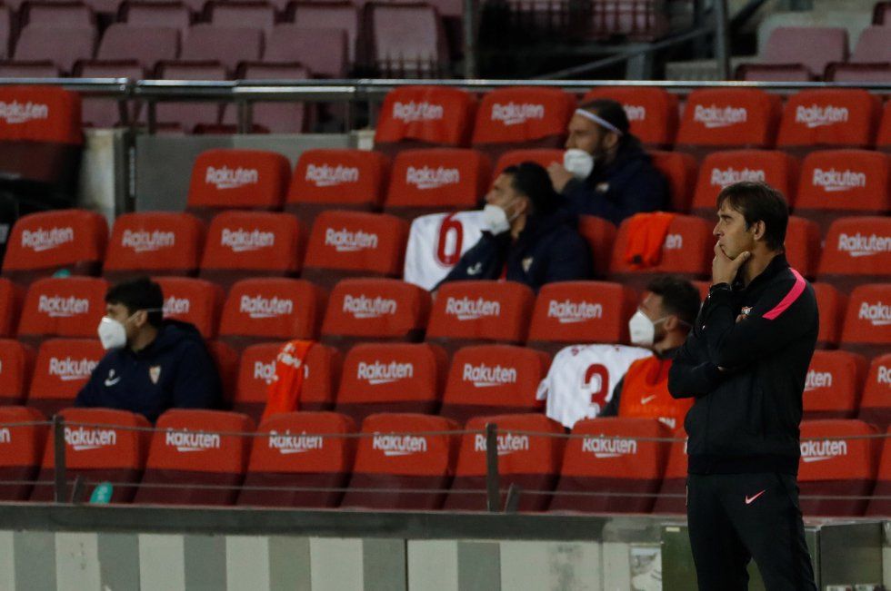  Lopetegui, en la banda del Camp Nou.