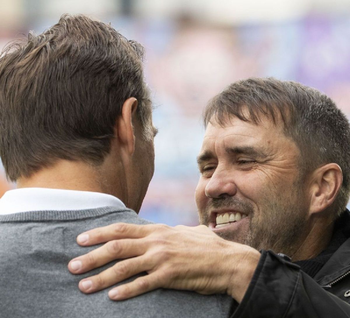  Lopetegui saluda a Coudet en los prolegómenos del Celta-Sevilla.