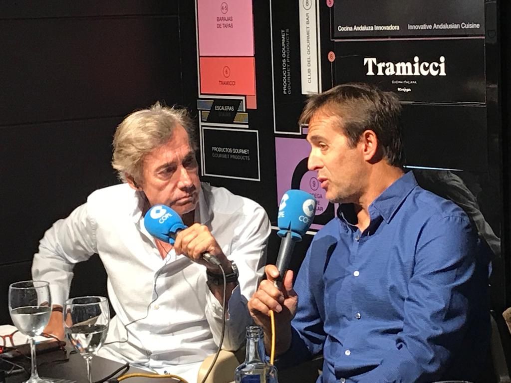 Lopetegui, atendiendo a la Cadena Cope.