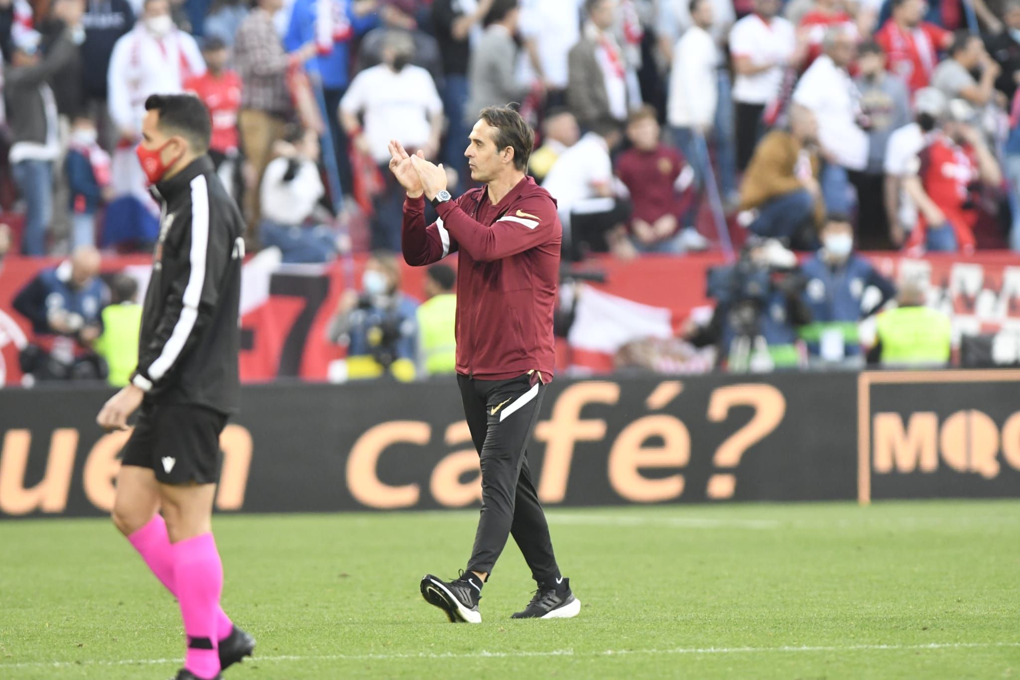  Lopetegui aplaude a la grada tras ganar el derbi.