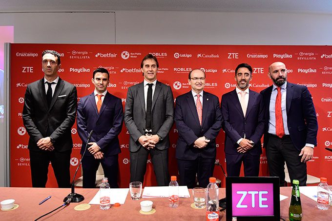  Óscar Caro, el segundo por la izquierda, en la presentación de Lopetegui.