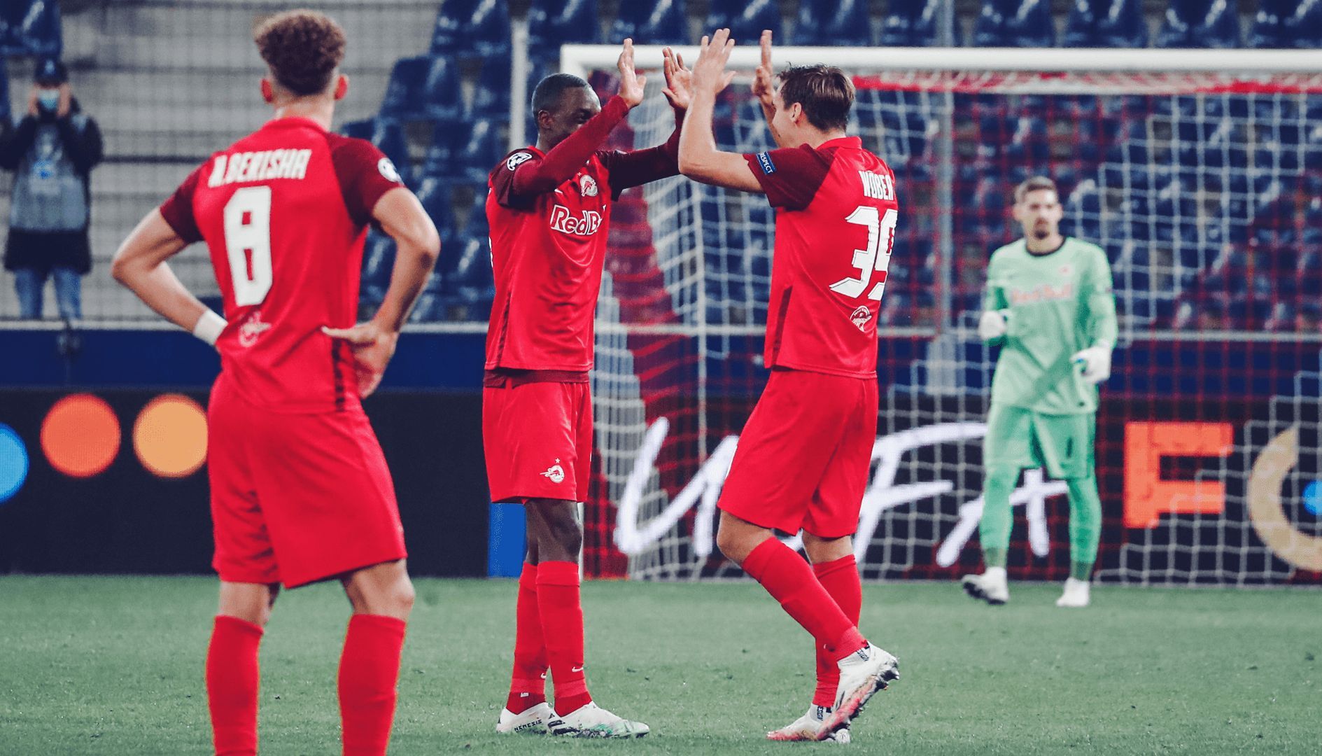 Los jugadores del Salzburgo celebran un gol.