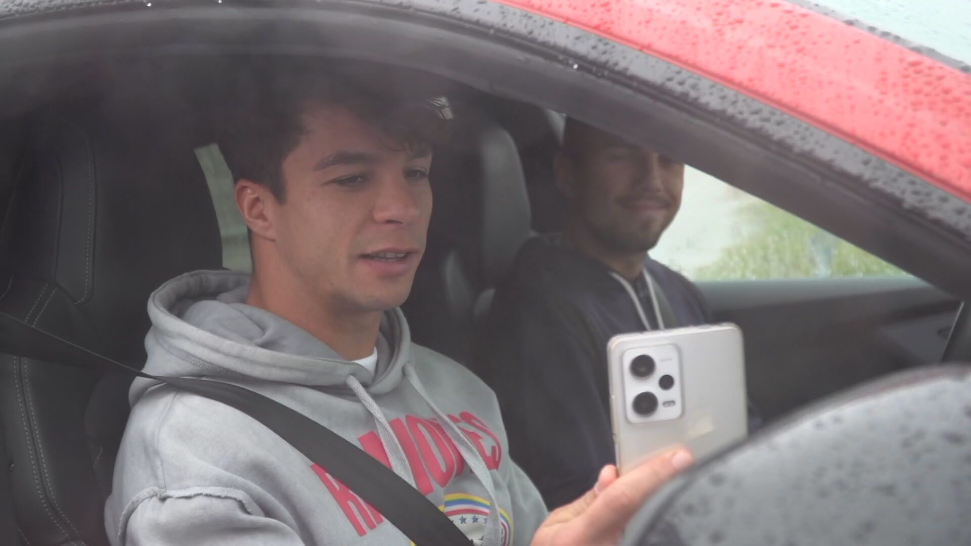  Los jugadores del Sevilla cuidan a su afición.