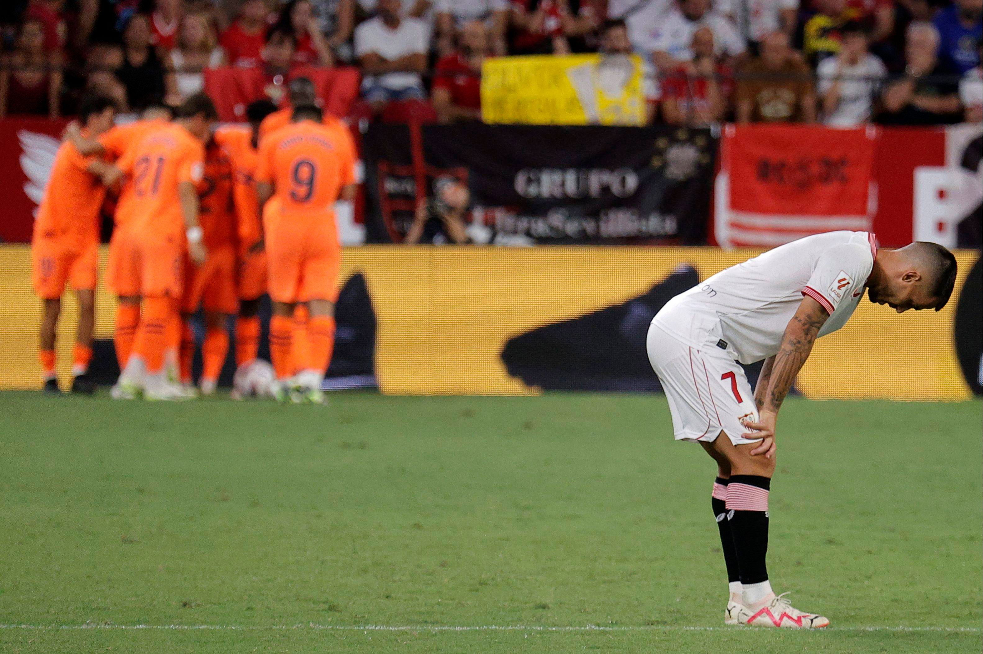 Los jugadores del Valencia celebran un gol en el estadio del Sevilla.