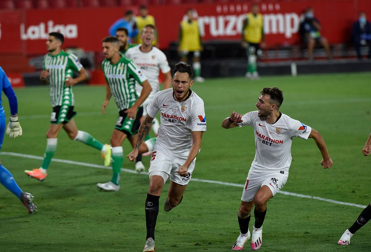  Lucas Ocampos celebra su gol en el Sevilla-Betis.