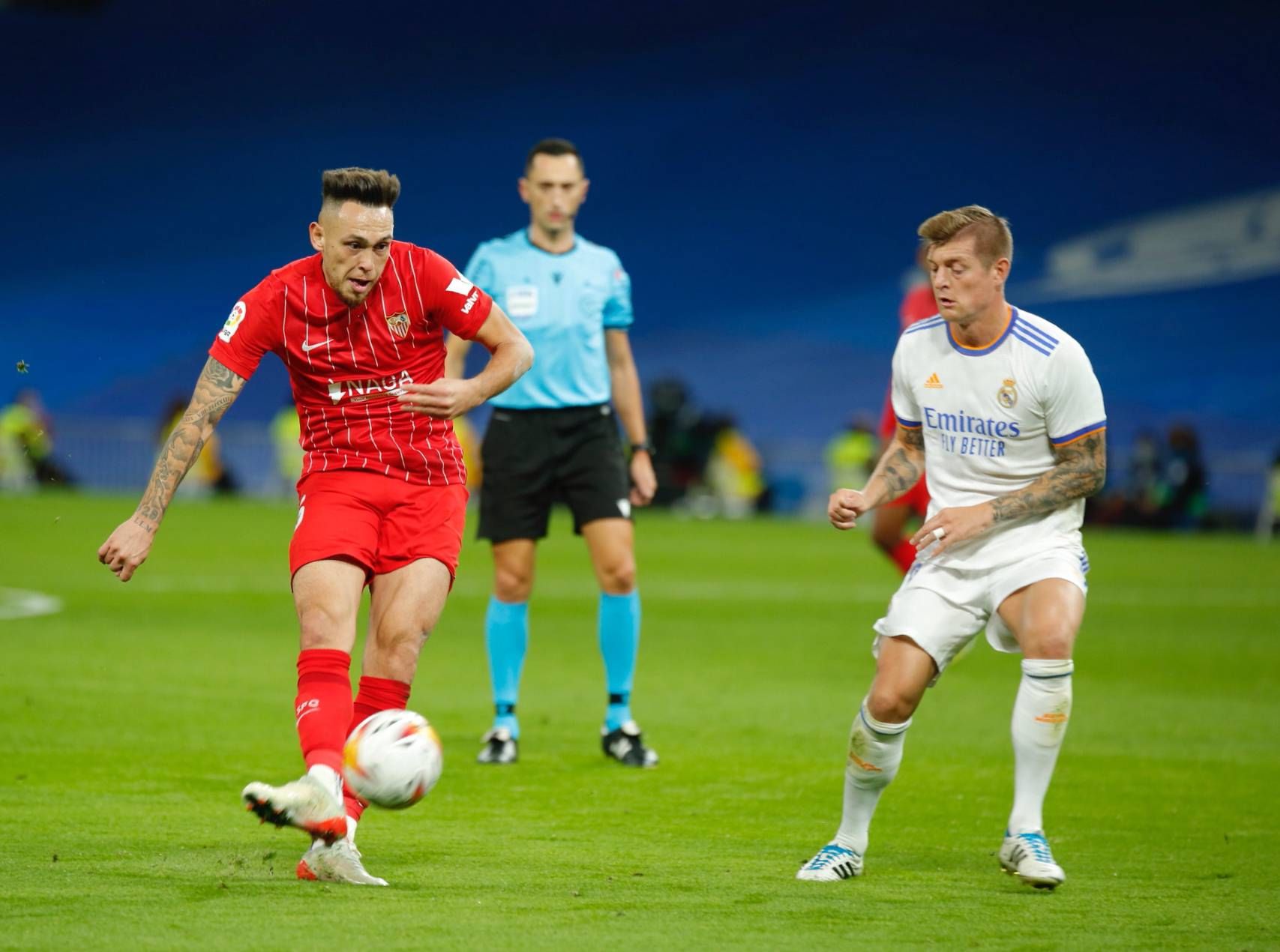  Lucas Ocampos dispara ante Toni Kroos.