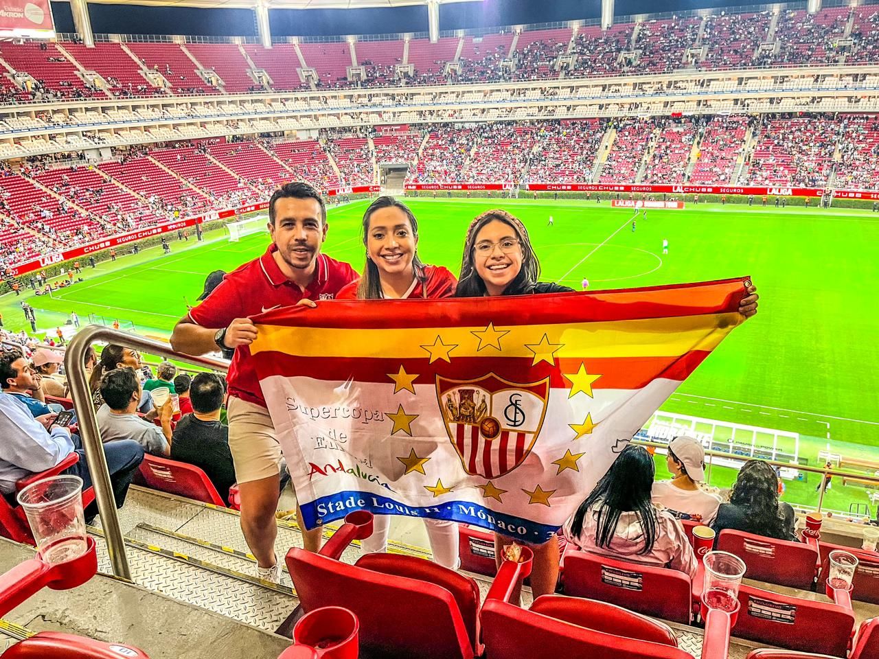  Luis Manzanares y su familia, viviendo el derbi en México.