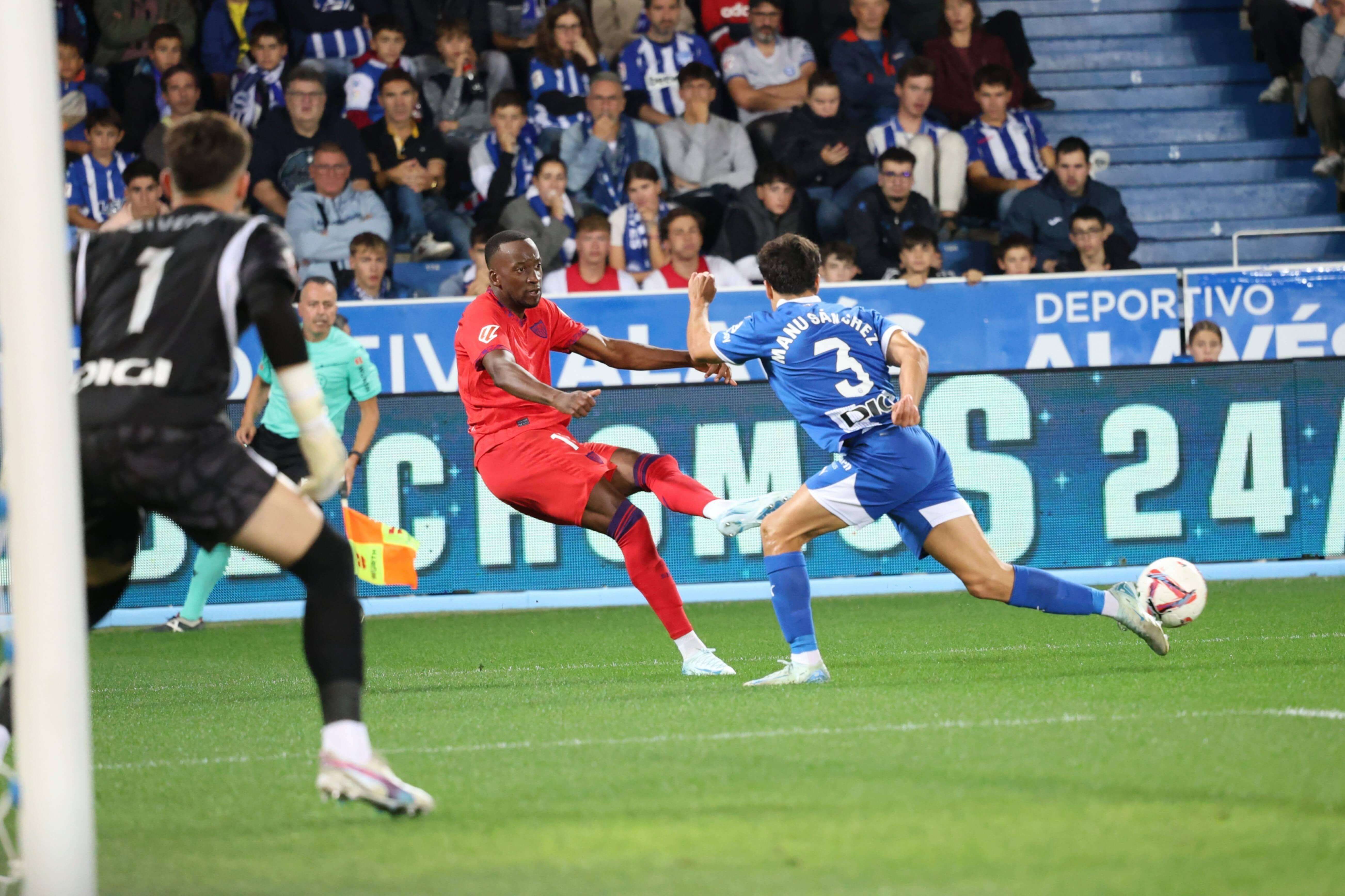  Lukebakio, en el Alavés-Sevilla.