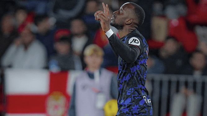  Lukebakio celebra su gol en Almería.