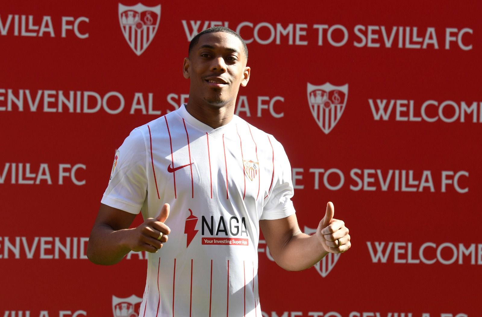  Martial, en su presentación con el Sevilla.