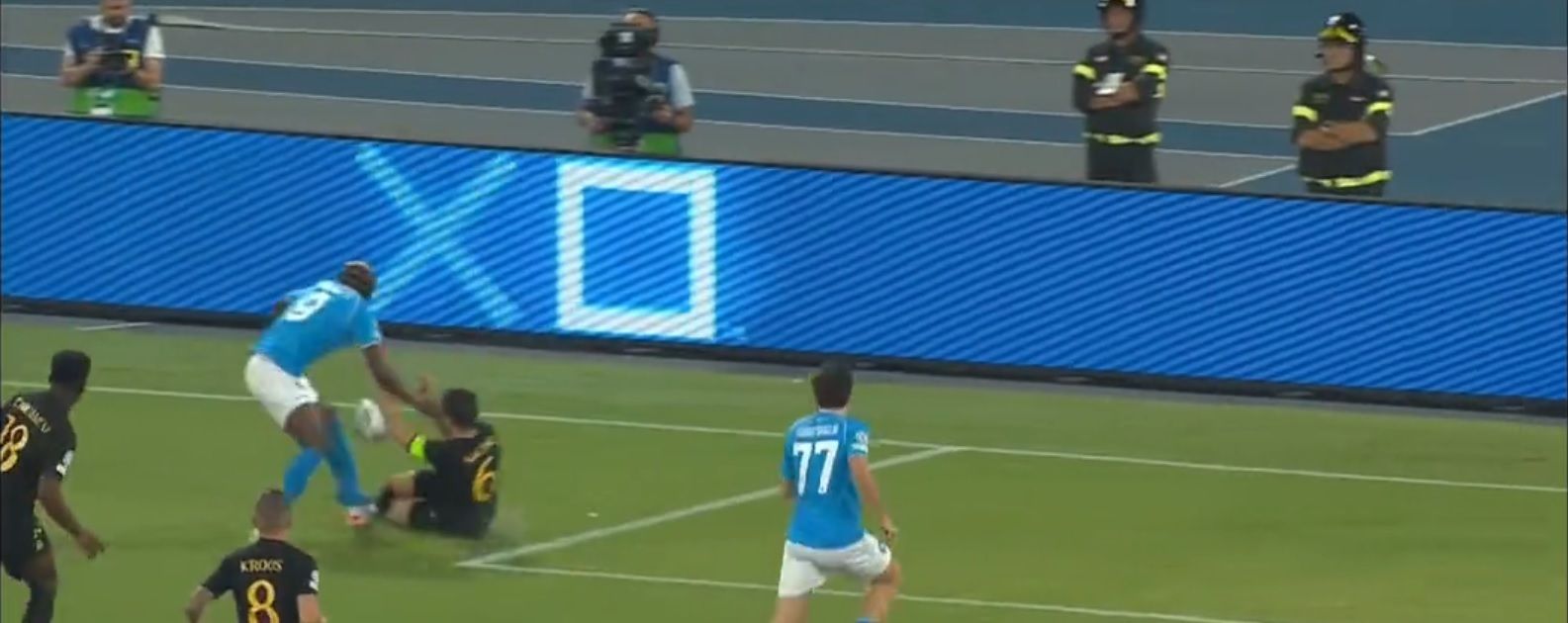  Mano de Nacho Fernández en el Nápoles-Real Madrid