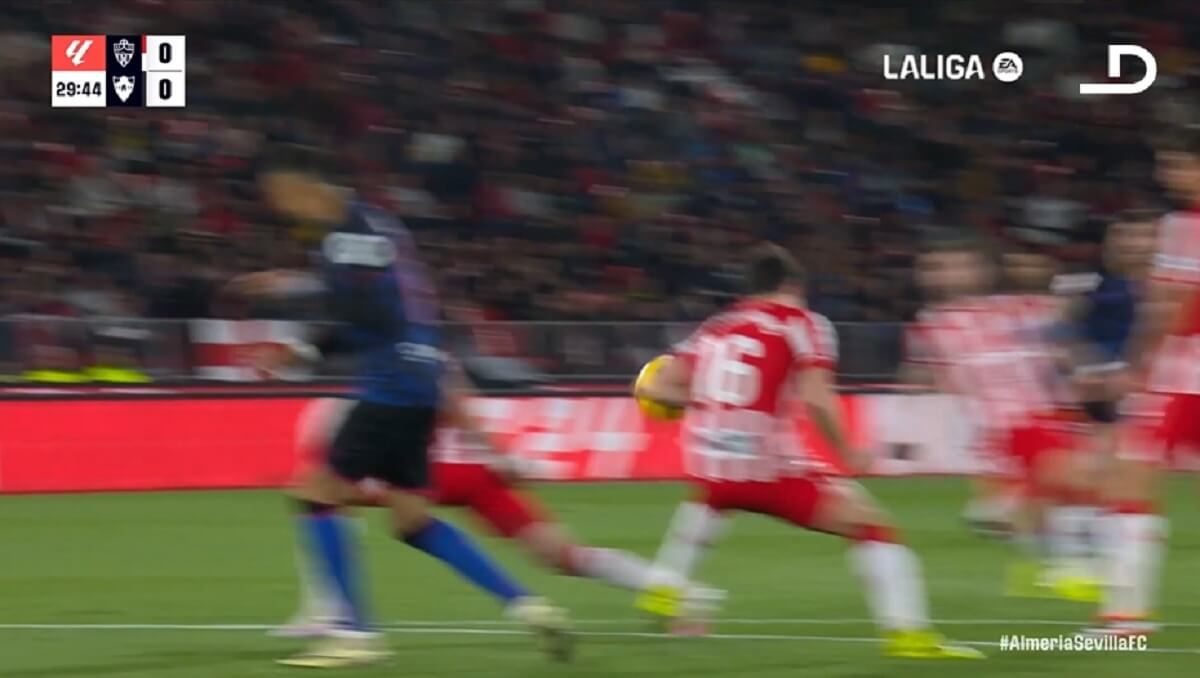  Momento en el que el balón golpea en el codo de Radovanovic.