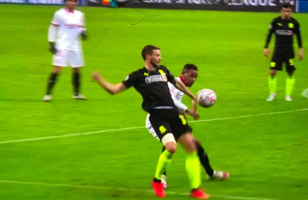  La imagen de la mano de Berg que no fue sancionada como penalti.