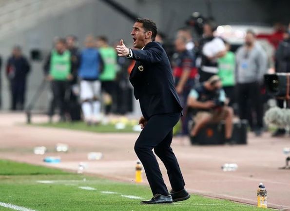 Manolo Jiménez dirige a sus futbolistas durante un partido del AEK de Atenas.