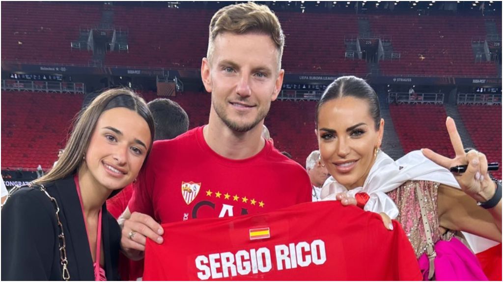  María Castro, Rakitic y Ana Guijarro (prima de María Castro) posan con la camiseta de Sergio Rico