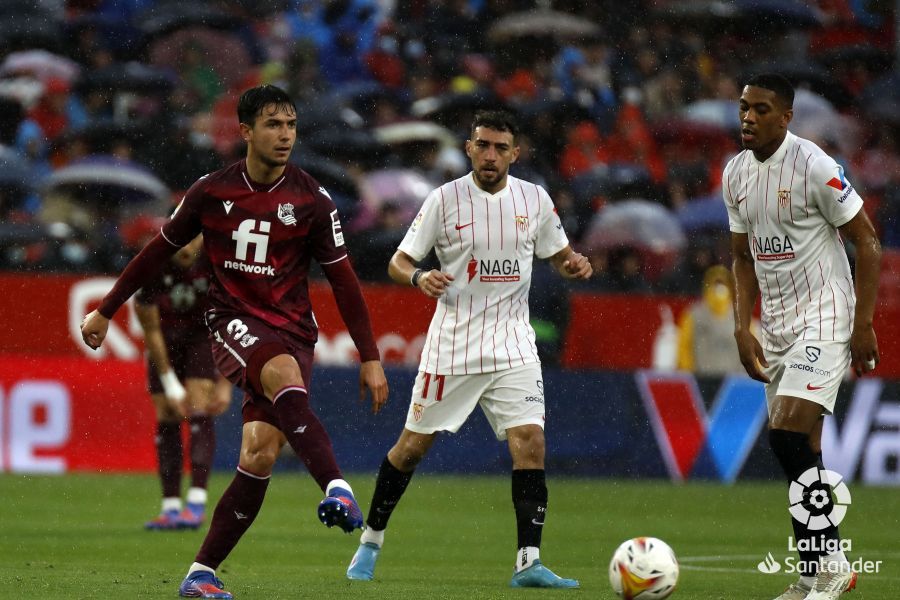 Martin Zubimendi controla un balónen el Sánchez Pizjuán.