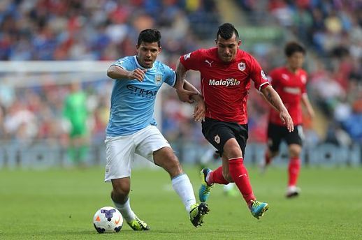 Medel, presionando a Agüero en la Premier.