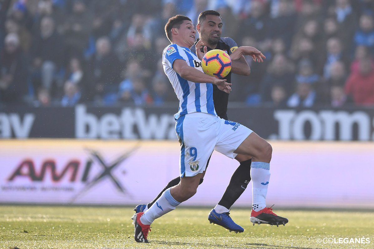 Mercado pugna con Carrillo en Butarque.