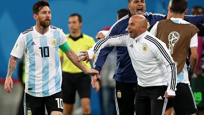  Sampaoli, junto a Messi en el Mundial de Rusia, ha comparado al rosarino con Maradona.