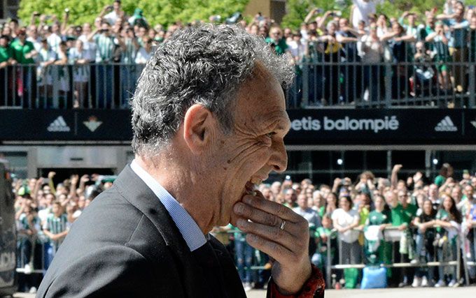 Caparrós, llegando al Benito Villamarín en un derbi.