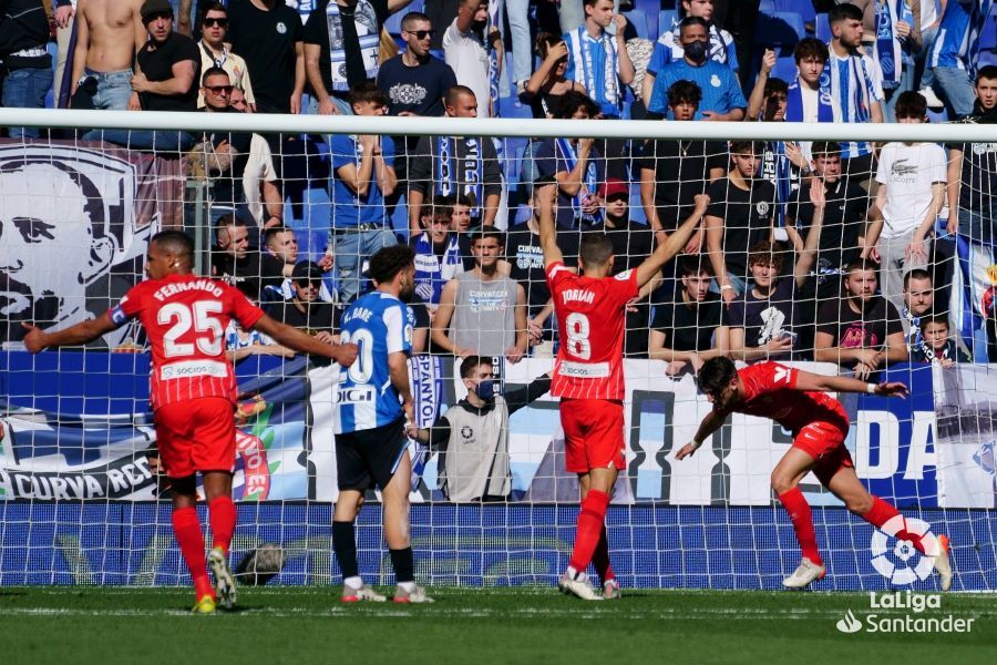 Rafa Mir celebra su gol al Espanyol.