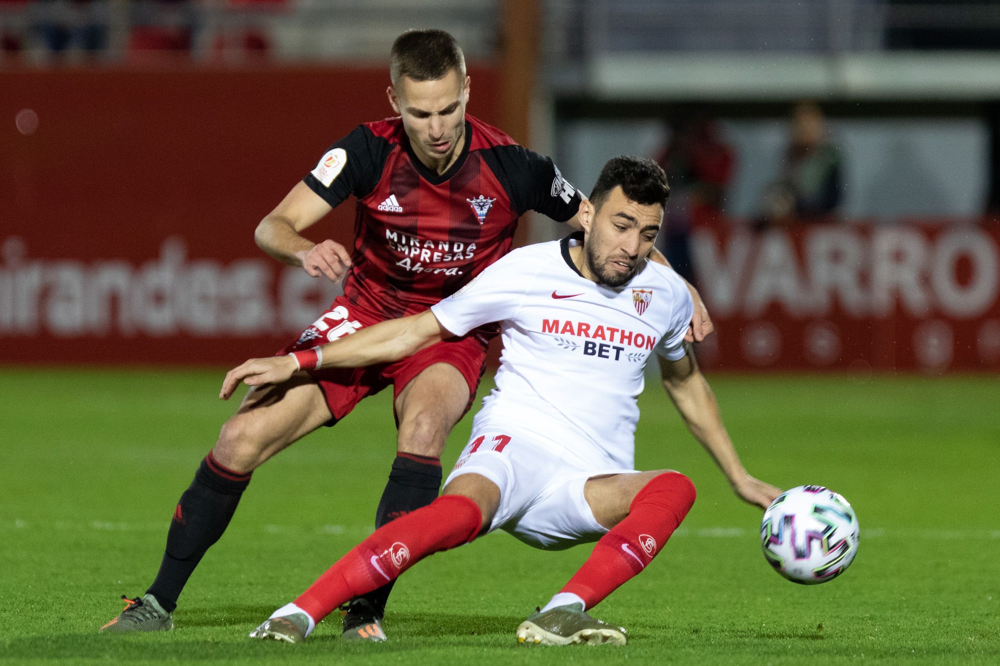  Munir cae al suelo en el partido ante el Mirandés.