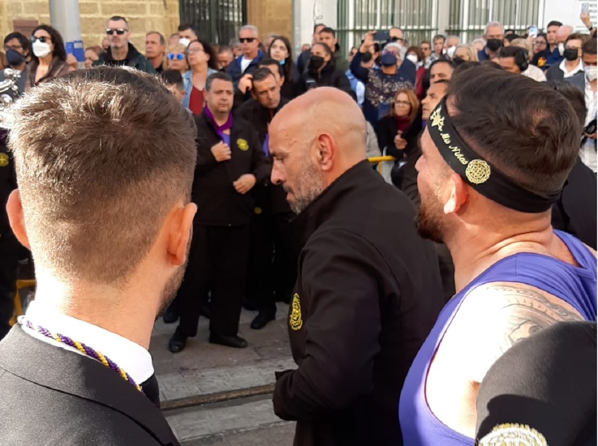Monchi, en un relevo de la Virgen de los Dolores de San Fernando.