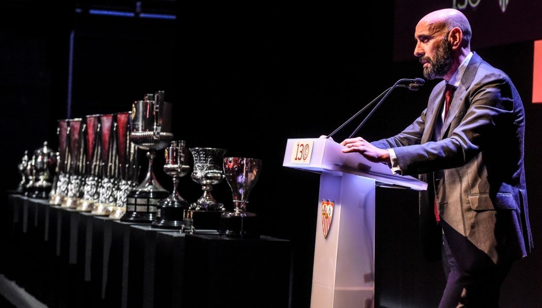 Monchi dando su discurso.