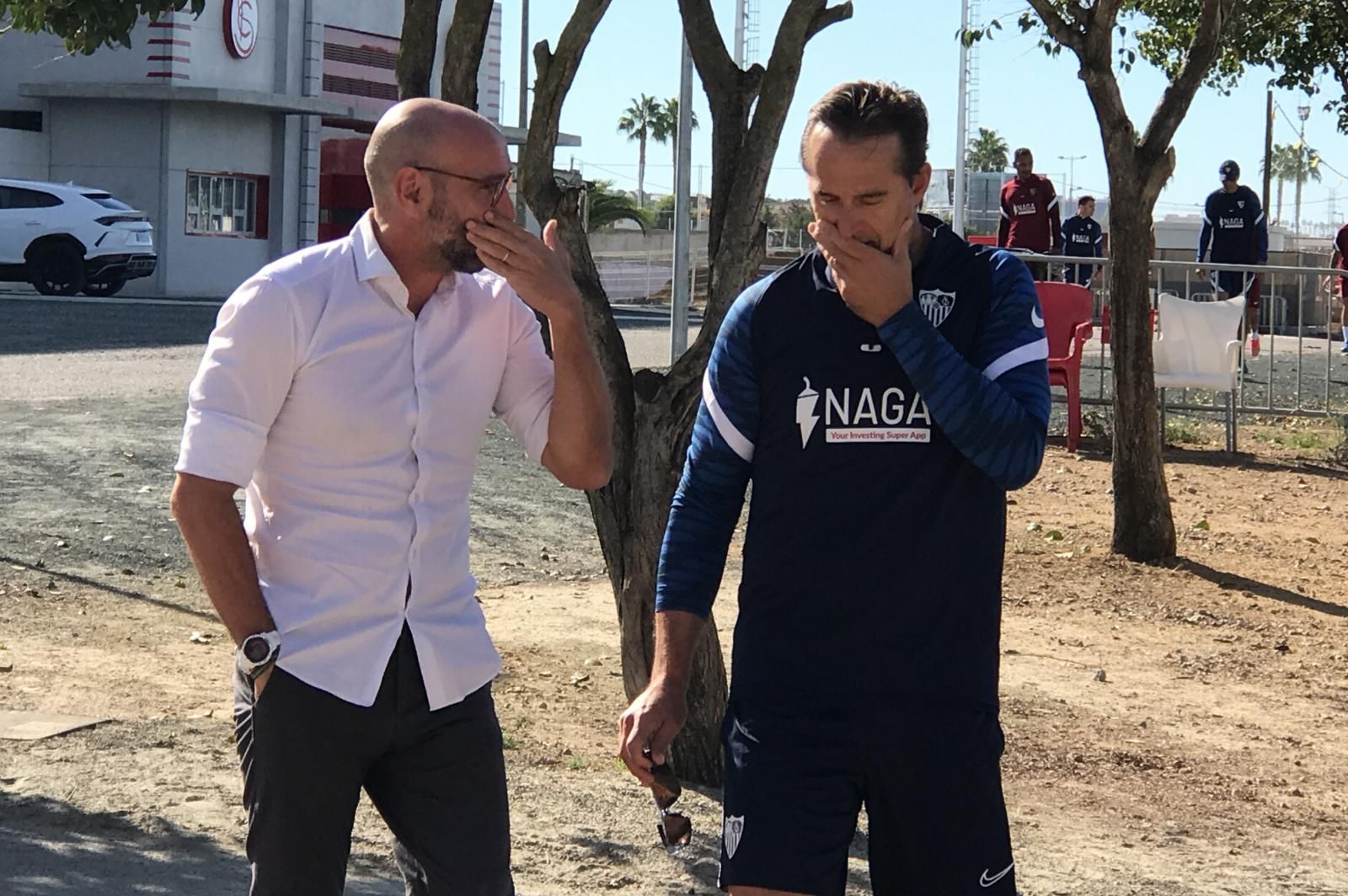 Monchi y Lopetegui, charlando antes de un entrenamiento.