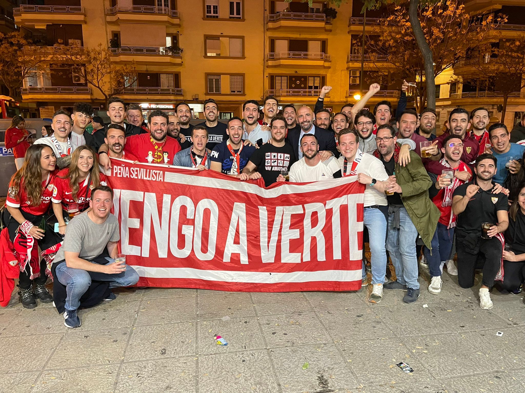 Monchi, junto a varios miembros de la Peña Sevillista Vengo a Verte.