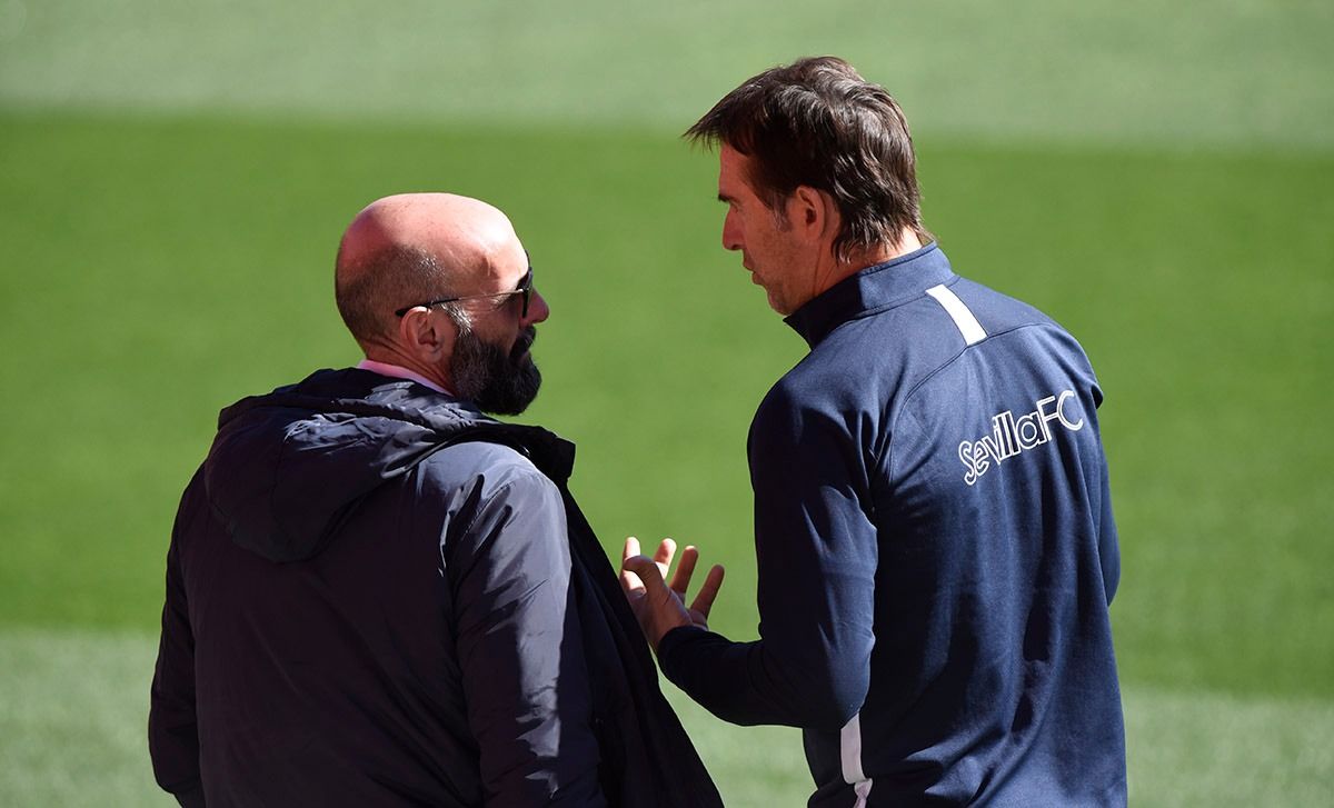 Monchi y Lopetegui dialogan en la sesión de este martes.