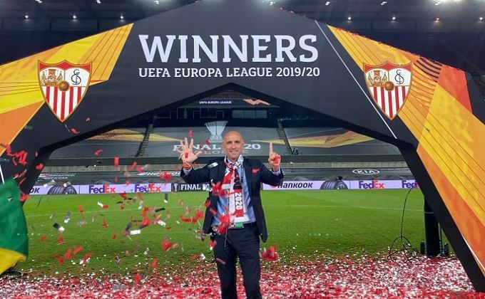 Monchi celebra la Europa League conquistada en Colonia por el Sevilla.