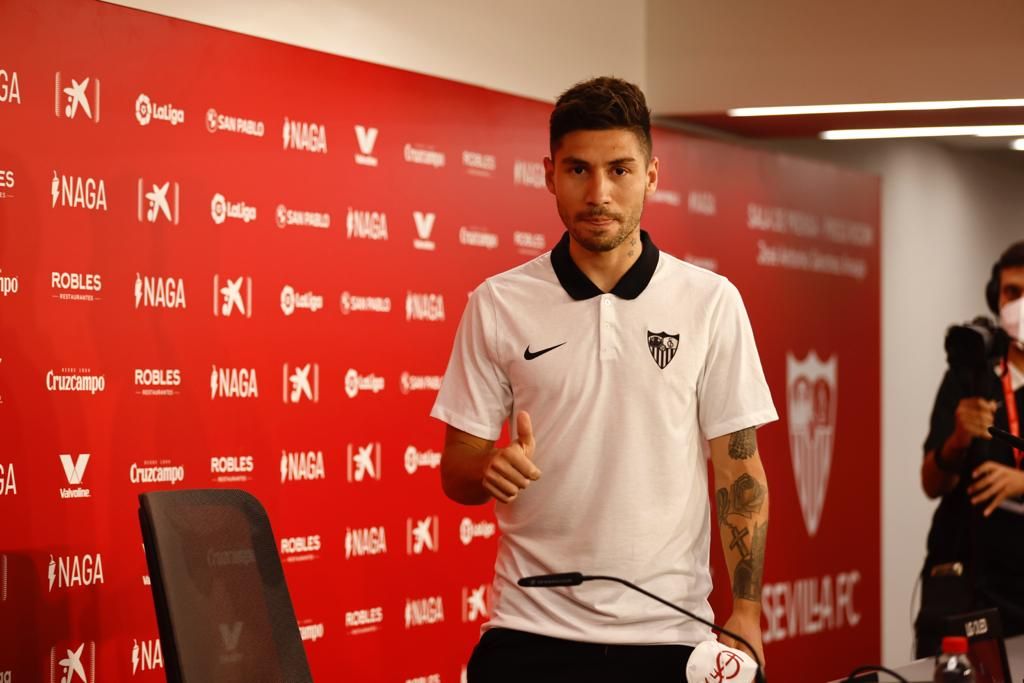  Gonzalo Montiel, en su presentación con el Sevilla.