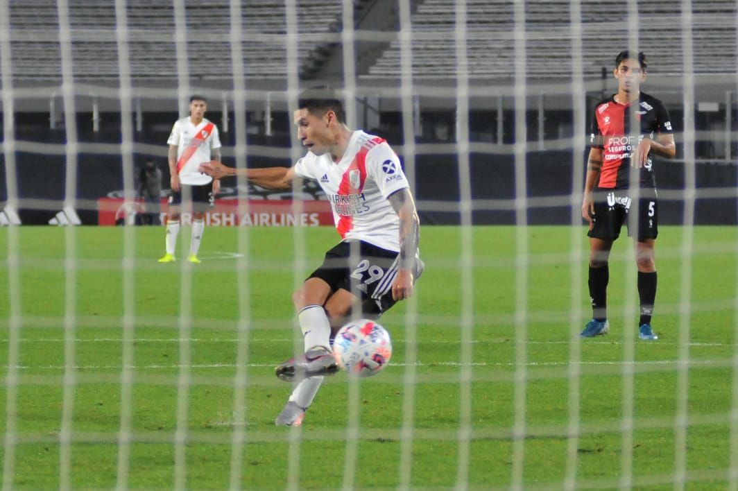 Montiel chuta un penalti sin mirar con River ante Colón.