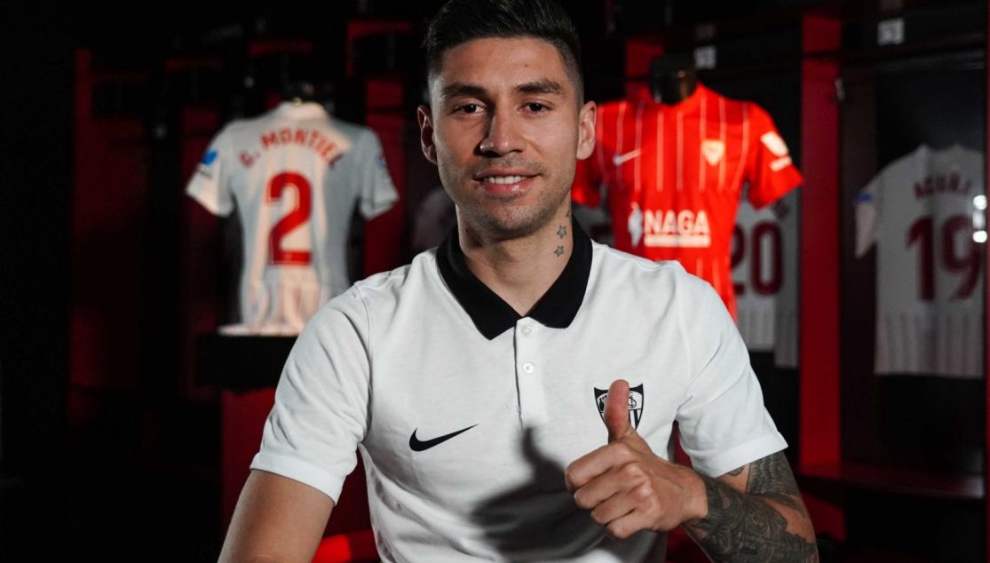  Gonzalo Montiel, posando con el escudo del Sevilla.