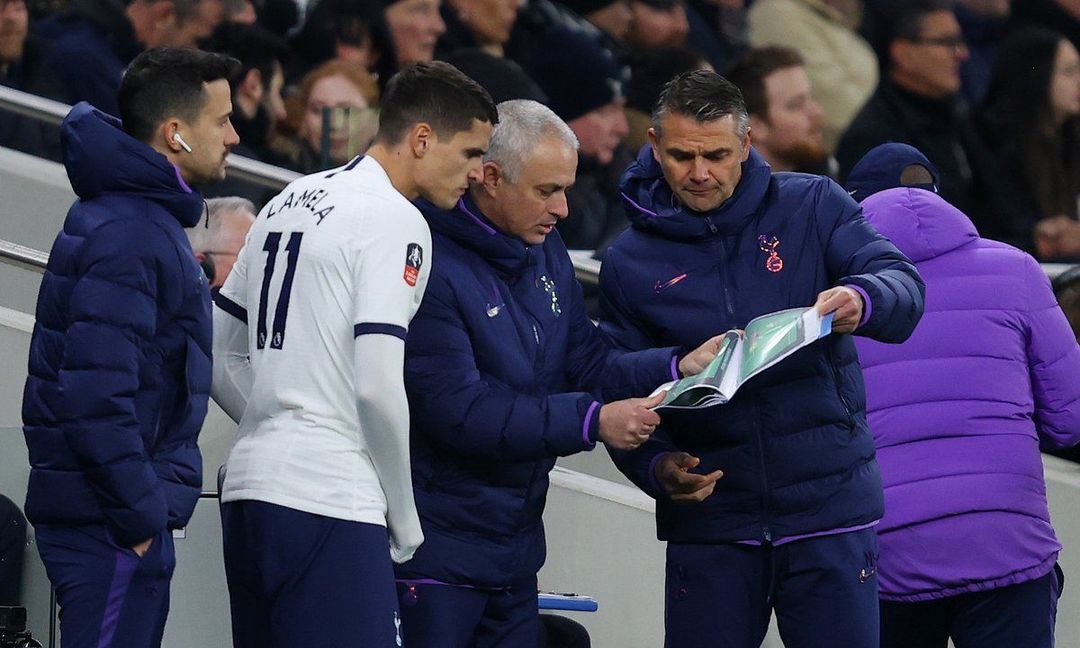  Mourinho da órdenes a Lamela.