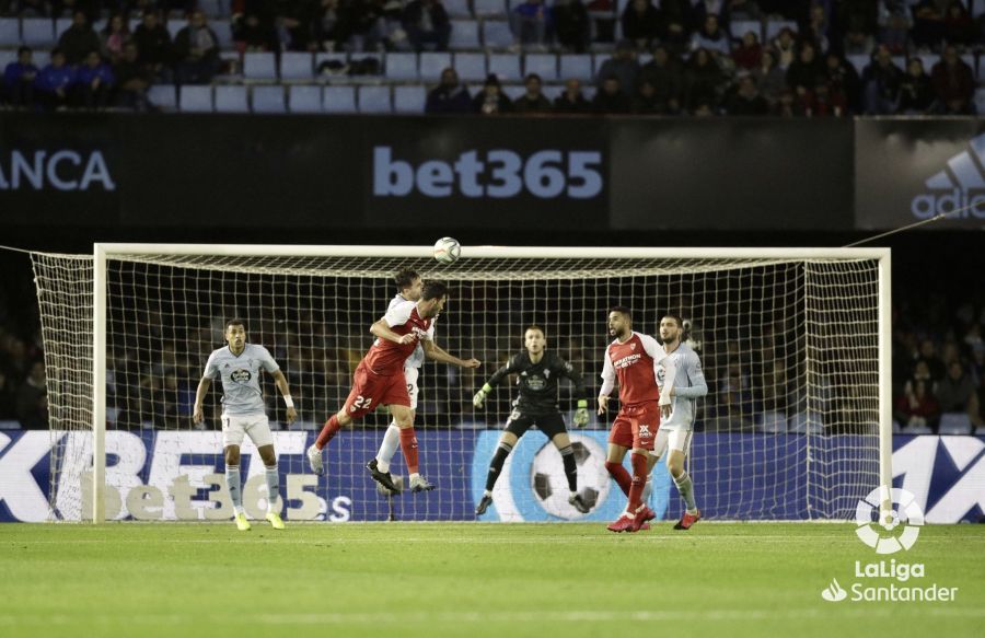 Cabezazo del Mudo Vázquez al que no llega En-Nesyri..