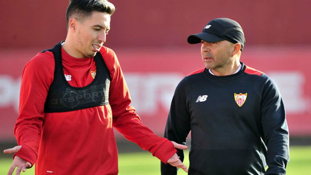  Nasri y Sampaoli charlan durante su etapa en el Sevilla.