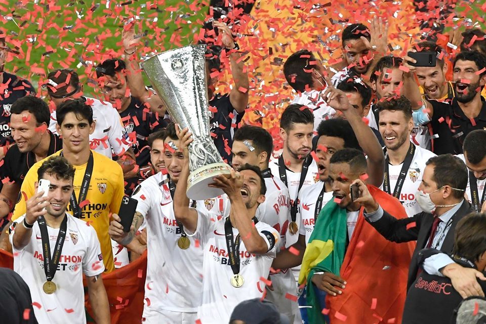  Jesús Navas levanta la copa de la Europa League en Colonia.