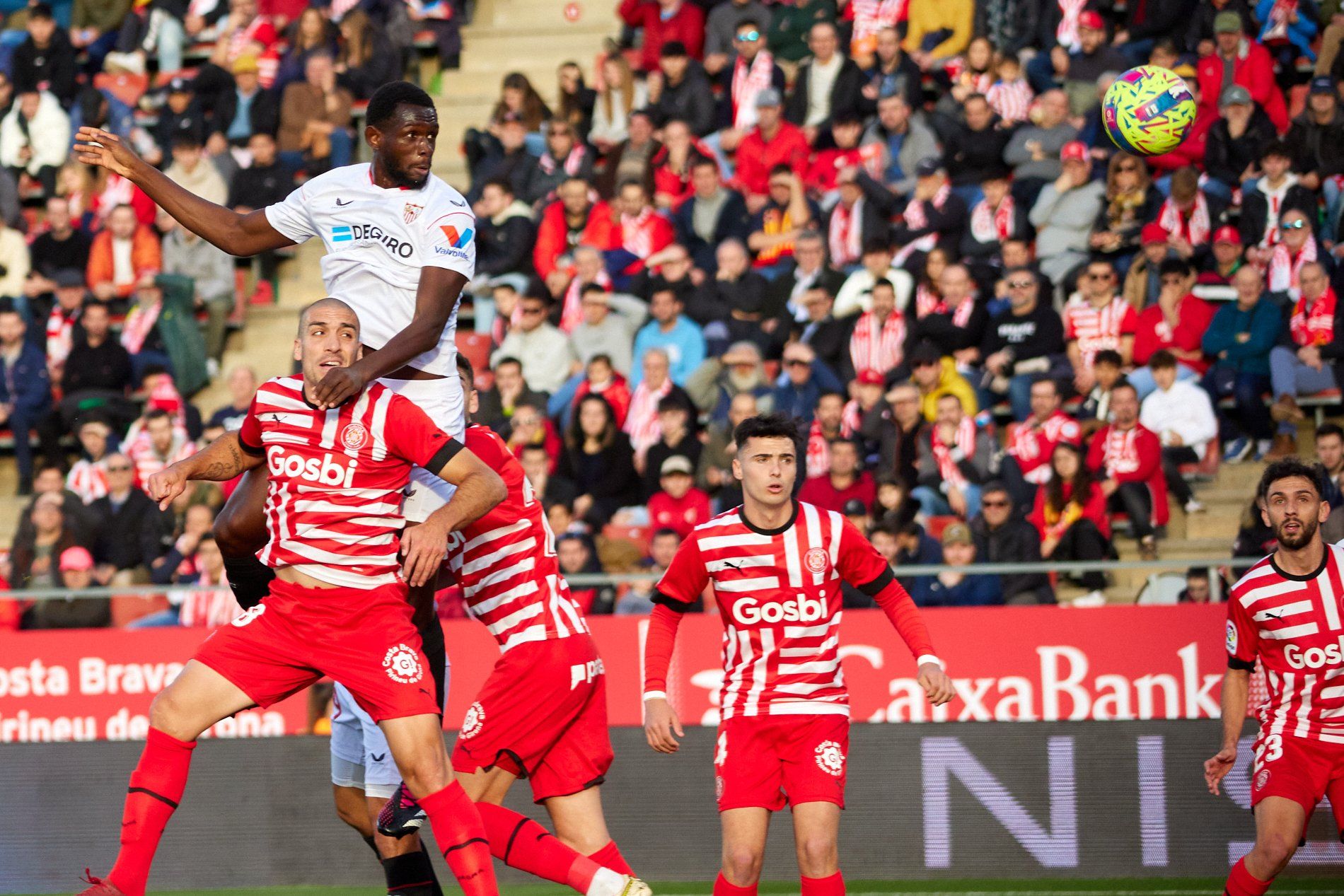 Nianzou, rematando a gol.