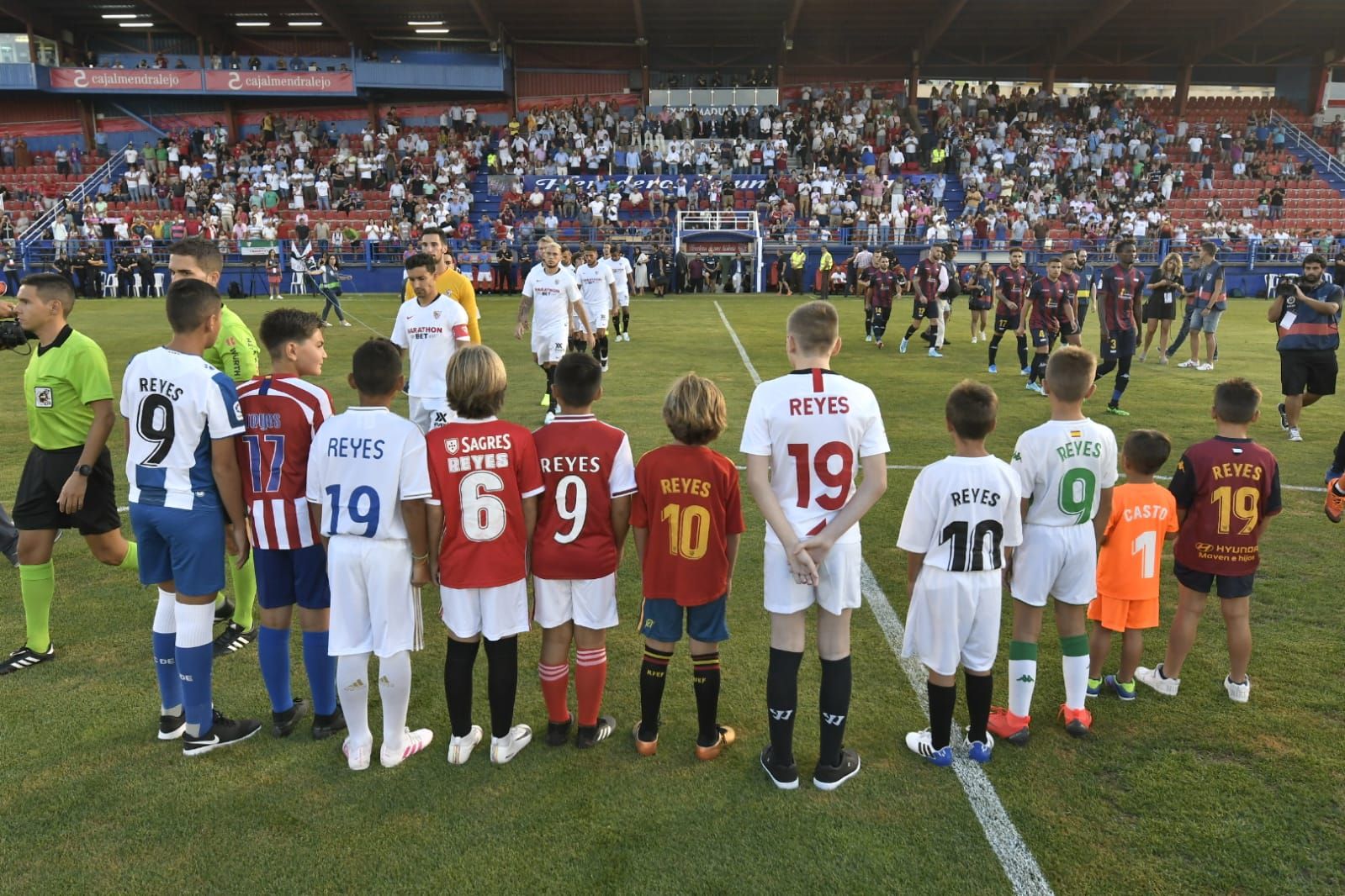  Niños con la camiseta de Reyes, en el Extremadura - Sevilla.