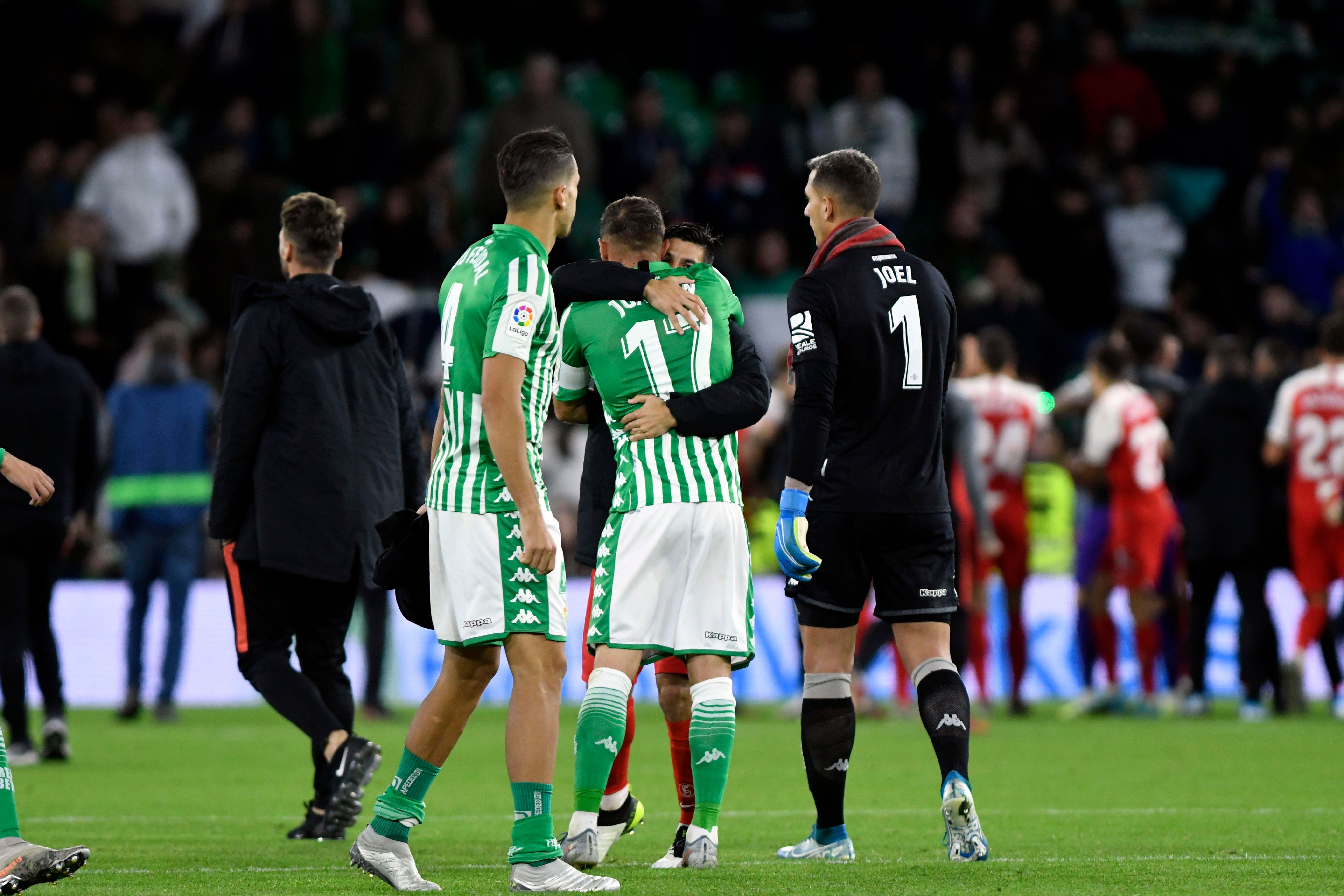 Nolito abraza a Joaquín tras el derbi.