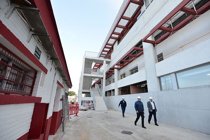  El exterior del edificio principal de la ciudad deportiva.