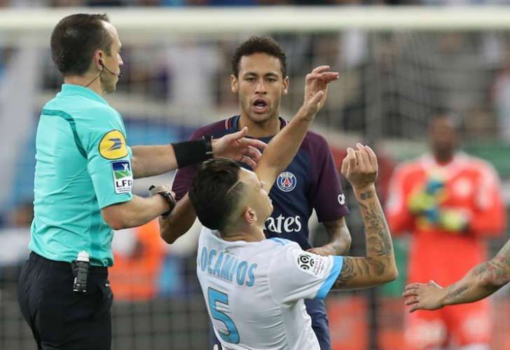 Ocampos, 'agredido' por Neymar.