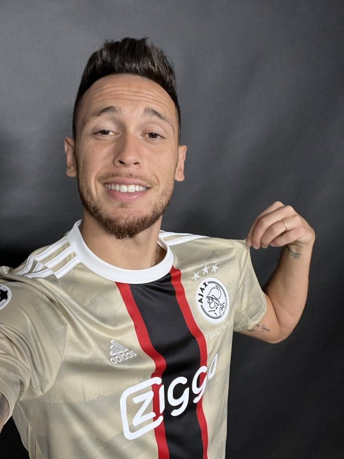  Ocampos posa con la camiseta del Ajax.